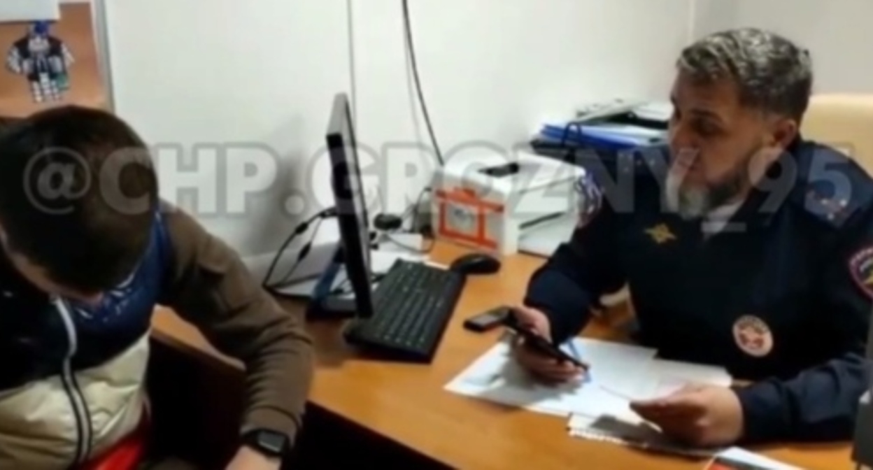 A police officer reprimands the detainee. Screenshot of the video posted on the "ChP/Grozny" Telegram channel https://t.me/chpgrozny95/2334