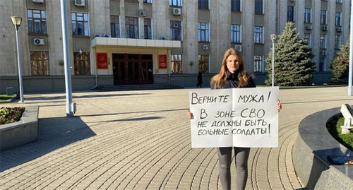 Ksenia Abramova at her solo picket held near the building of the administration of the Krasnodar Territory. Photo: Nikita Zyryanov / 93.RU