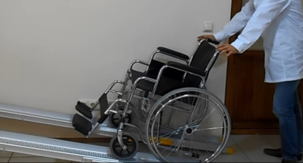 A ramp and a wheelchair. Screenshot of the video https://www.youtube.com/watch?v=7gZyRxGef6U