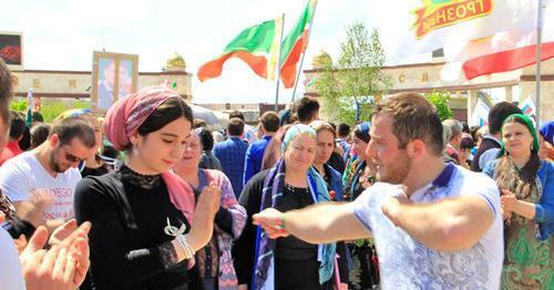 Young people are dancing lezginka. Photo by Magomed Magomedov for the "Caucasian Knot"