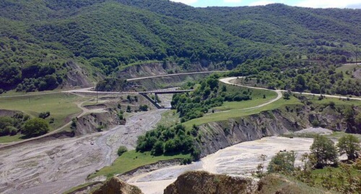 The Aukh District, Dagestan. Photo by Dagirov Umar https://ru.wikipedia.org/wiki/Ауховский_район#/media/Файл:ГӀурий_а,_Сал-хи_а_вовшахкхетар,_аьтту_агӀора_ГӀурий,_аьрру_–_Сал-хи.jpg