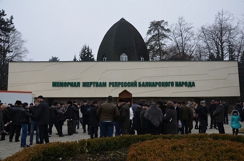 A memorial to victims of the deportation of Balkar nationals. Photo: https://golosislama.com