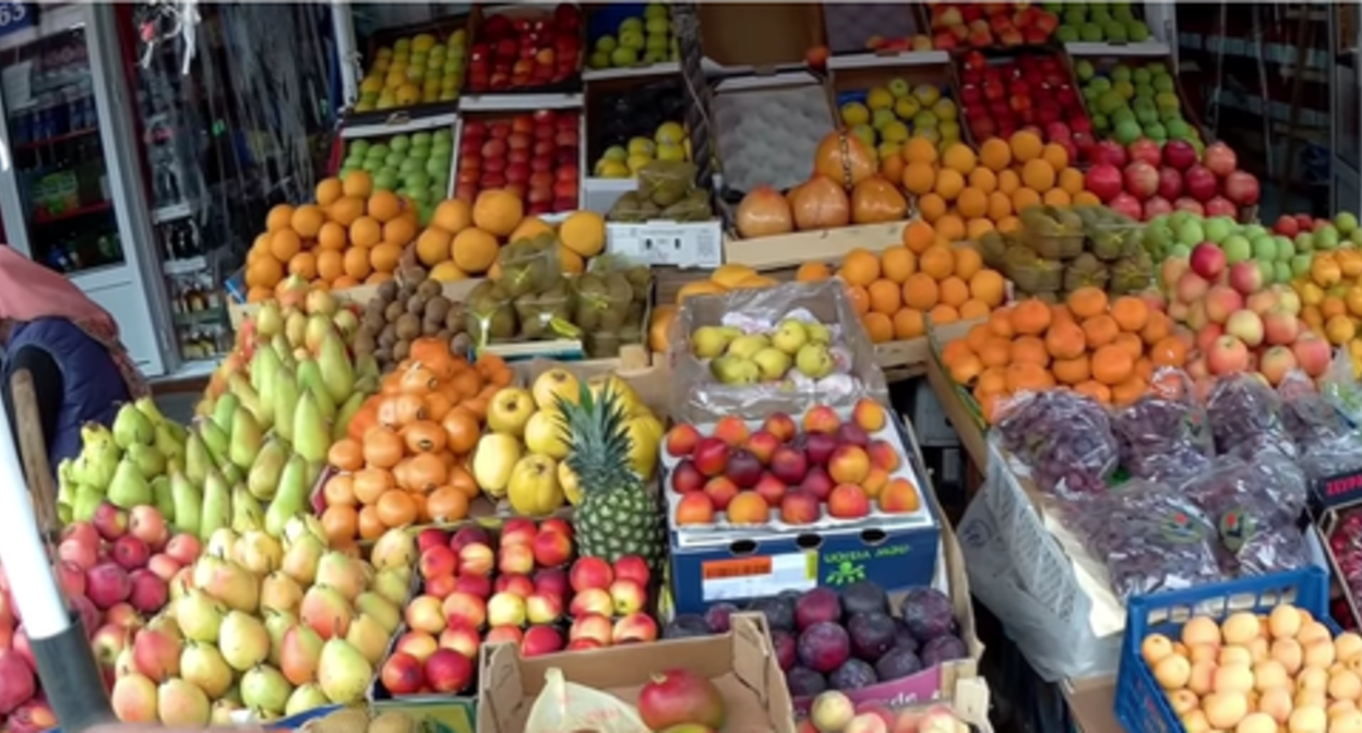 Fruit at the Berkat market In Grozny. Screenshot of the video on the YouTube channel 'TrueStory', https://www.youtube.com/watch?v=ae4ofxqvT30