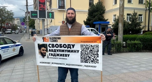 Idris Yusupov at a picket. Photo from the Telegram channel of the “Chernovik” (Rough Draft)