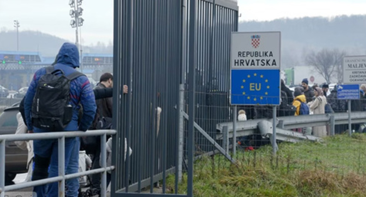 A queue on the border with  Croatia. Photo: https://www.youtube.com/watch?v=cblQm2R5NGI