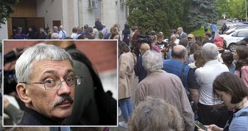 Oleg Orlov (on the left) and the support group near the Golovinsky Court of Moscow.  Moscow, June 8, 2023. Collage by the "Caucasian Knot." Photo by Naim Suleimanov 