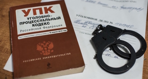 The Criminal Code of the Russian Federation and handcuffs. Photo by Yelena Sineok, Yuga.ru