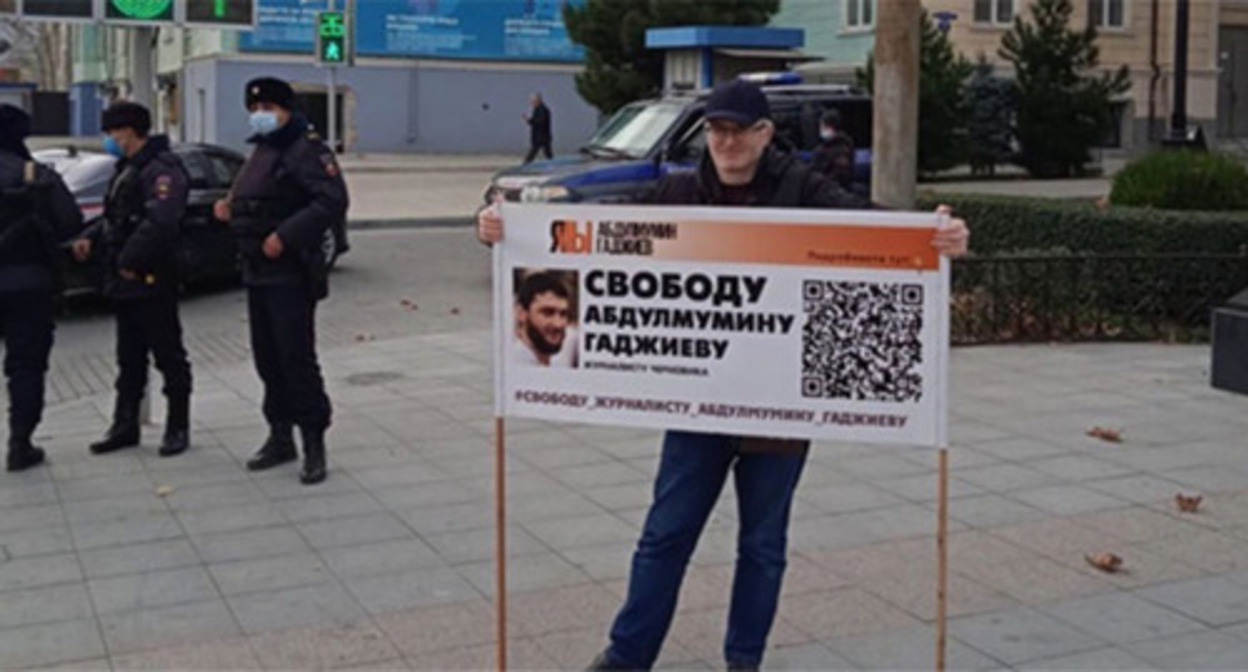 Magomed Magomedov and the police officers. Photo: https://chernovik.net