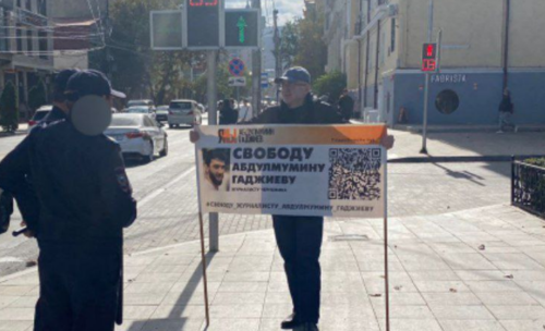 Magomed Magomedov at a picket held in support of Abdulmumin Gadjiev. Screenshot of the photo posted on the Telegram channel of the "Chernovik" outlet on OCtober 9, 2023 https://t.me/chernovik/61401
