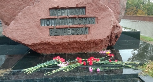 Flowers near the monument to the victims of repressions. Volgograd, October 28, 2023. Photo by Vyacheslav Yaschenko for the "Caucasian Knot"