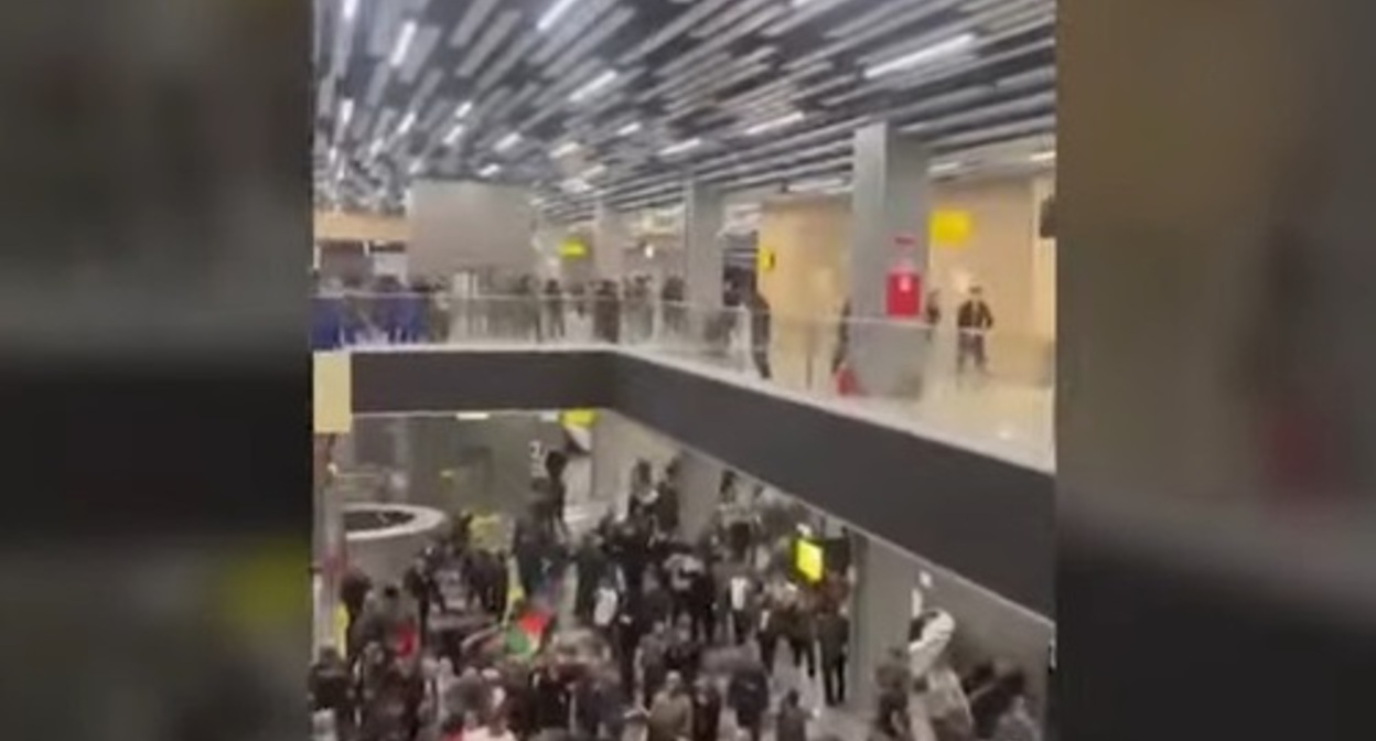 A protester at the Makhachkala Airport. Screenshot of the video by the "Caucasian Knot"