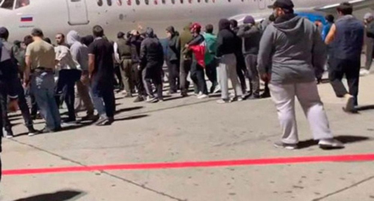 The riots at the Makhachkala airport. Screenshot of the video https://tvzvezda.ru/news/20231030194-GL1aM.html