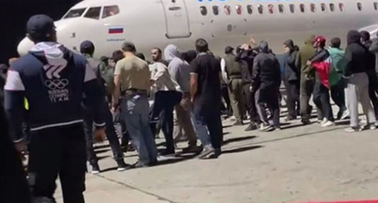 Riots at the Makhachkala Airport. October 29, 2023. Screenshot of the video from the Telegram channel "Ranshe vsekh. Nu pochti" (Earlier Than Anyone. Well, Almost)