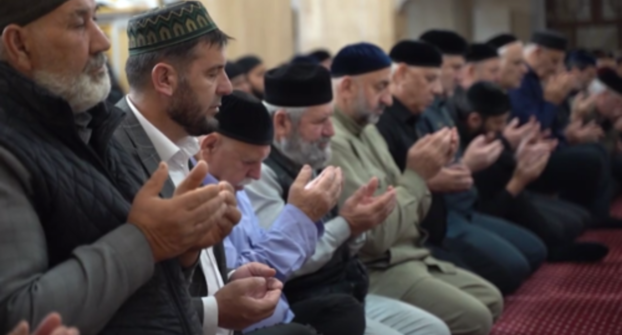 Believers during prayer. Photo: Grozny Inform https://grozny-inform.ru/news/society/155856/