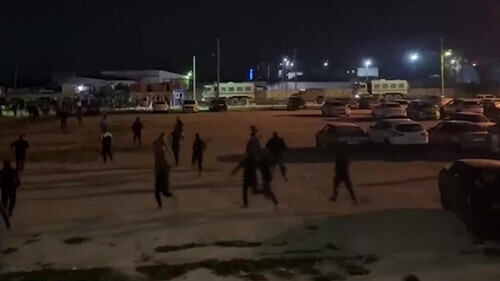 The unrest at an airport in Makhachkala. Screenshot of the video https://tengrinews.kz/russia/massovyie-besporyadki-aeroportu-mahachkalyi-zaderjanyi-60-515165/