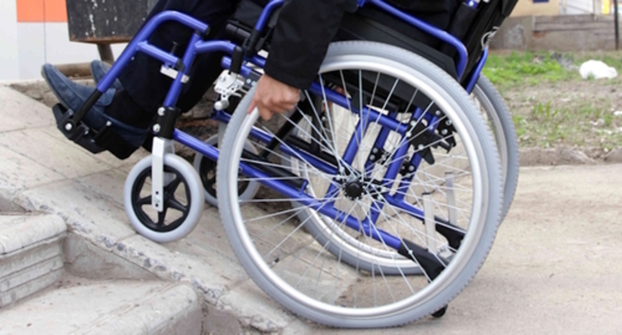 A wheelchair user on a ramp, photo: pokayadoma.ru