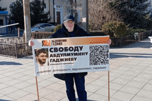 Magomed Magomedov at a picket. Screenshot of the photo posted on the Telegram channel of the “Memorial” Centre for Defence of Human Rights on January 15, 2024, https://t.me/polniypc/6245