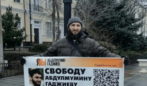 Idris Yusupov (included into the register of foreign agents) at a picket in Makhachkala. Screenshot of the photo posted on the Telegram channel of the newspaper “Chernovik” (Rough Draft) on January 23, 2024 https://t.me/chernovik/66709