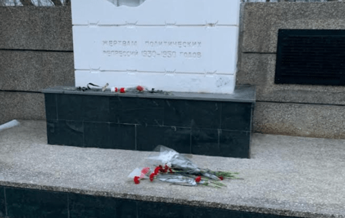 Flowers laid at the monument to victims of political repressions in Stavropol. Photo courtesy of Vitaly Zubenko for the "Caucasian Knot"