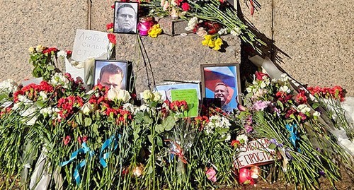 Flowers and photos of Alexei Navalny. Photo: Gesanonstein / wikipedia/commons