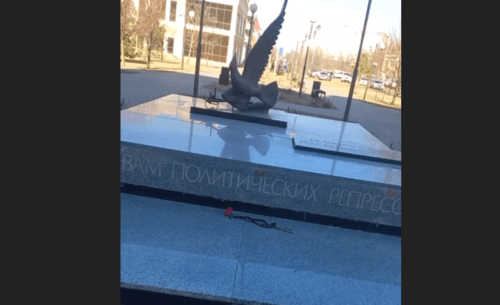 Flowers at the monument to victims of political repressions in Astrakhan. Screenshot of a video posted on the Telegram channel of Olga Romanova* (included into the register of foreign agents) on March 1, 2024, https://t.me/oooromanova/4023