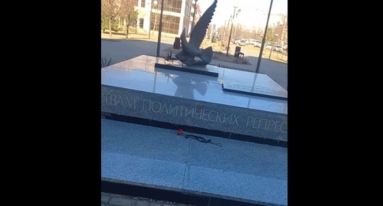 Flowers at the monument to the victims of repression in Astrakhan. March 1, 2024. Screenshot of the video posted on the Telegram channel of Olga Romanova (included into the register of foreign agents) https://t.me/oooromanova/4023