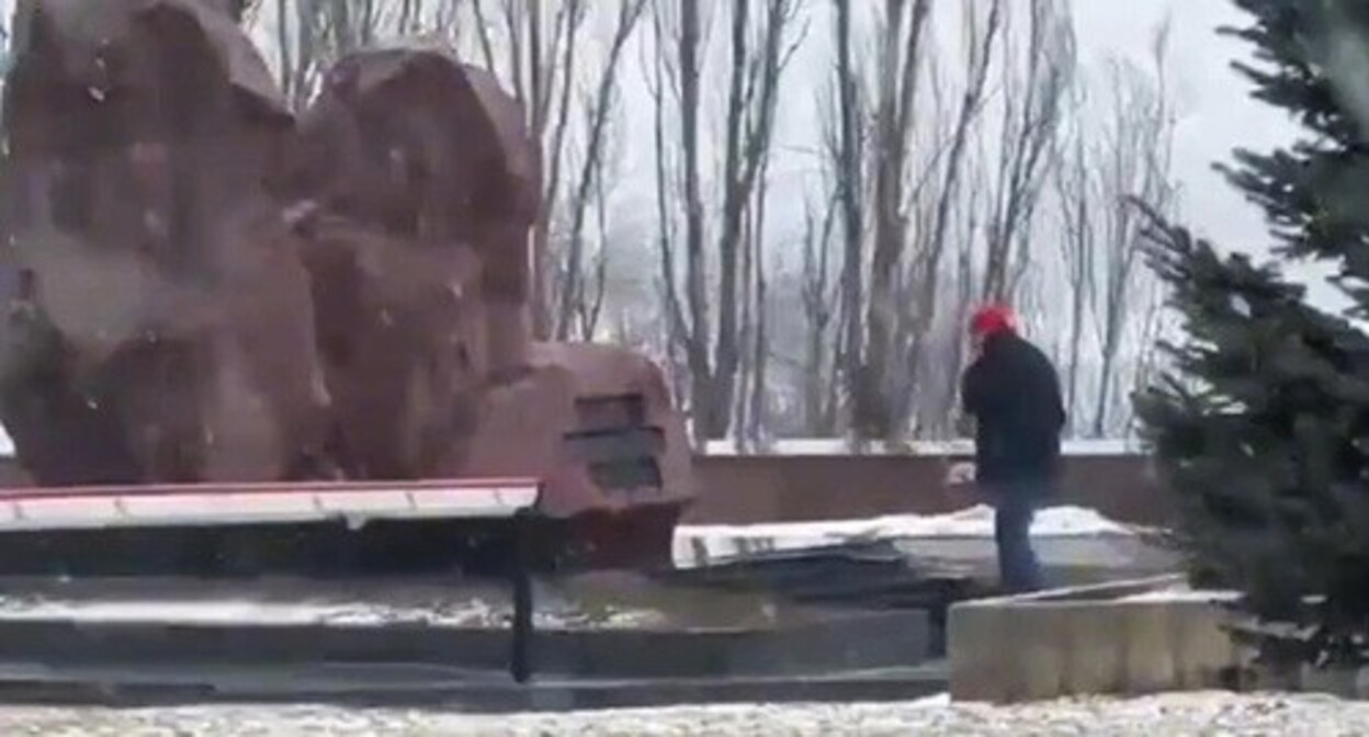 A mourning ceremony in memory of Alexei Navalny. Screeshot of the video published on the Telegram channel "Dozor Volgograda" (Volgograd Watch), March 26, 2024 https://t.me/vashdozor/5668