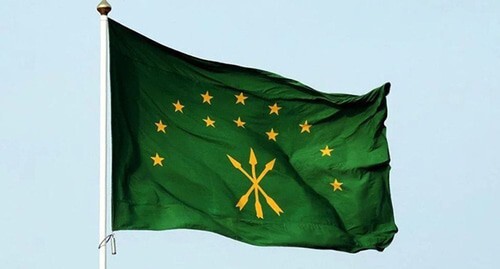 The Circassian flag. Photo by the administration of the Khabezsky municipal district https://xabez.ru/news/20637-segodnya-25-aprelya-adygi-so-vsego-mira-prazdnuyut-den-cherkesskogo-flaga.html