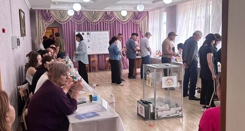 People at a polling station.  Tskhinvali, June 9, 2024. Photo by Anna Djioyeva for the "Caucasian Knot"