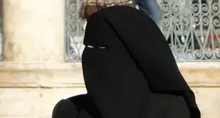 A woman wearing niqab. Photo: Bernard Gagnon https://ru.wikipedia.org