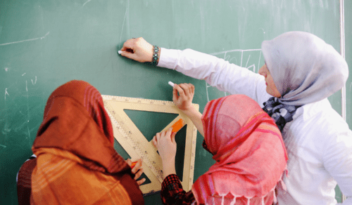 Schoolgirls and a teacher. Screenshot of a photo posted on the website "Islam.ru" on October 5, 2022 https://islam.ru/content/veroeshenie/43569