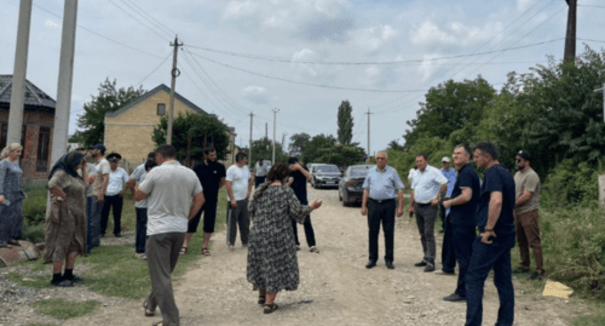 A meeting of the Suleiman-Stalsky district administration officials with the residents of the village of Darkush-Kazmalyar. Screenshot of the photo posted on the Telegram channel of the local administration on August 10, 2024 https://t.me/infostal/16414