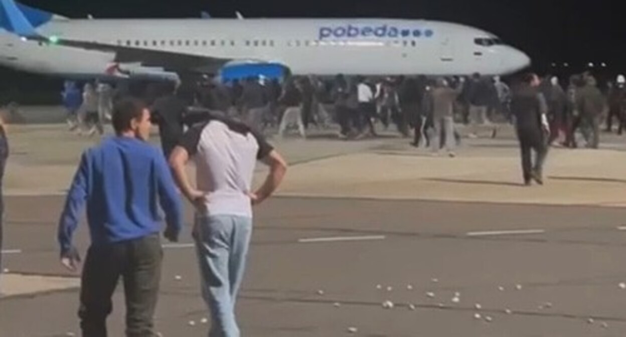 The pogrom at an airport in Makhachkala. Screenshot of a video posted on the “Golos Dagestana” (Voice of Dagestan) Telegram channel on October 29, 2024 t.me/golosdagestana05