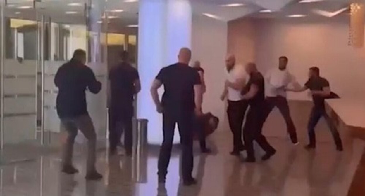 Participants in a conflict near an office of the “Wildberries” Company, screenshot of a video posted on the Telegram channel "Ostorozhno, novosti" ("Beware, News")