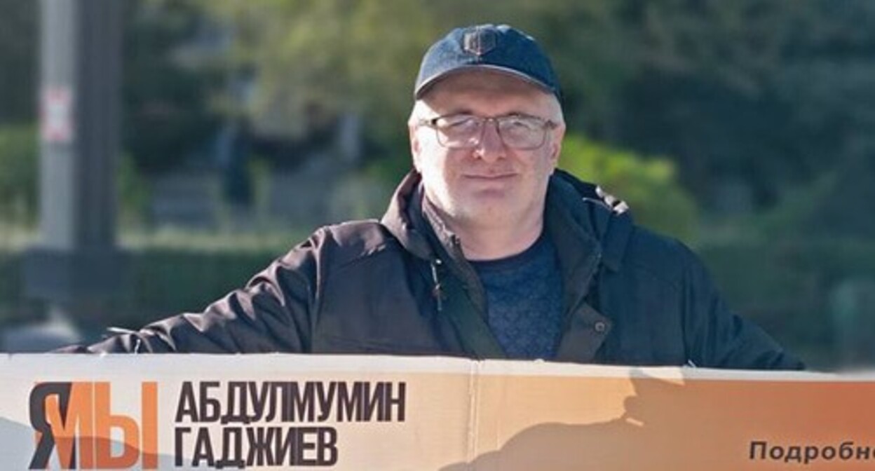 Magomed Magomedov at a solo picket. Makhachkala, October 28, 2024. Photo from the Telegram channel of the weekly newspaper “Chernovik” (Rough Draft)