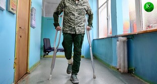 A soldier on crutches. Picture made in Photoshop by the "Caucasian Knot"