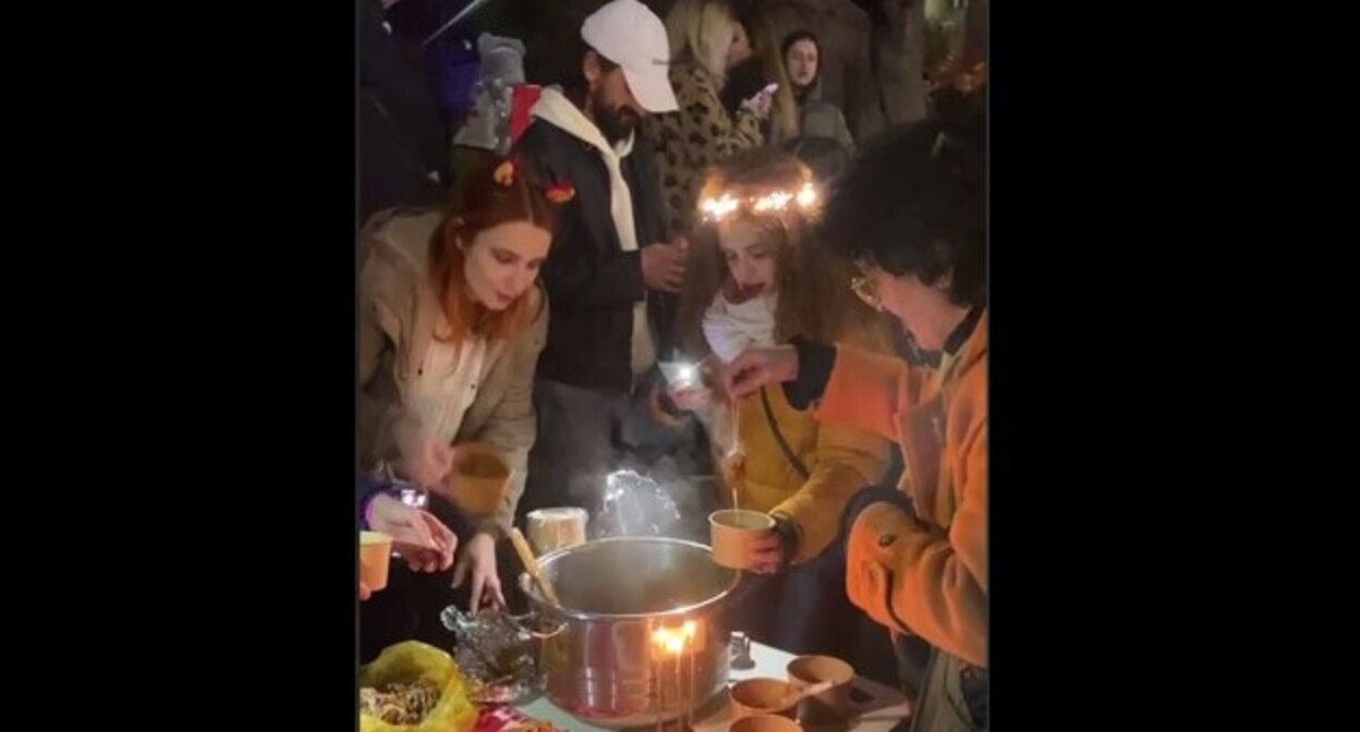 Cooking churchkhela at a protest action on New Year's Eve in front of the Georgian parliament building, screenshot of a video https://t.me/Tbilisi_life/35348