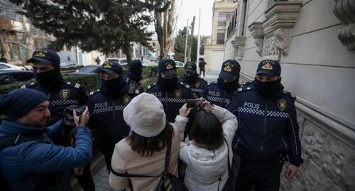 The police blocked the journalists' way to the Toplum TV office. Photo by Aziz Karimov for the "Caucasian Knot"