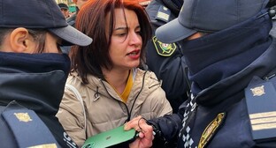 Police obstruct Abzas Media's editor-in-chief Sevinj Vagifgizi's work at a feminist rally in Baku. March 8, 2023. Photo by Faik Medjid for the "Caucasian Knot"