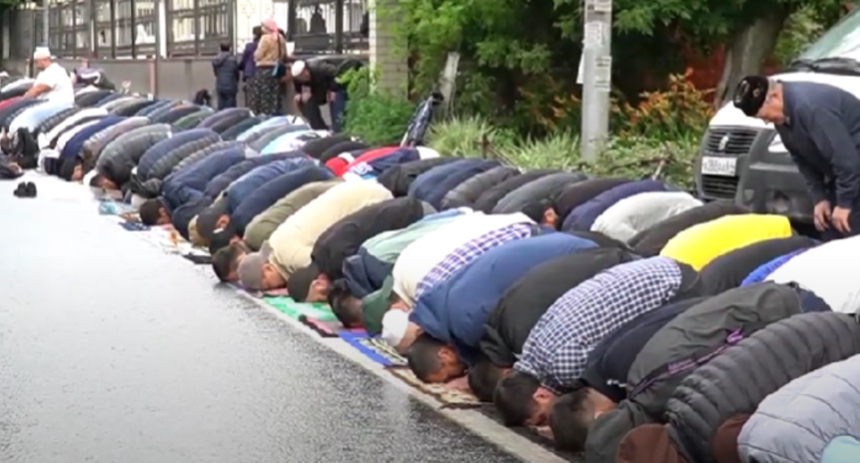 Muslims praying in the street. Screenshot of a video posted by NurTv Plus on June 29, 2023, https://www.youtube.com/watch?v=9x-IoMRQh-0