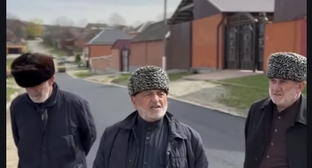 Residents of Plievo demonstrate a section of the street they have paved at their own expenses. A frame from the video by Fortanga Org / YouTube 
