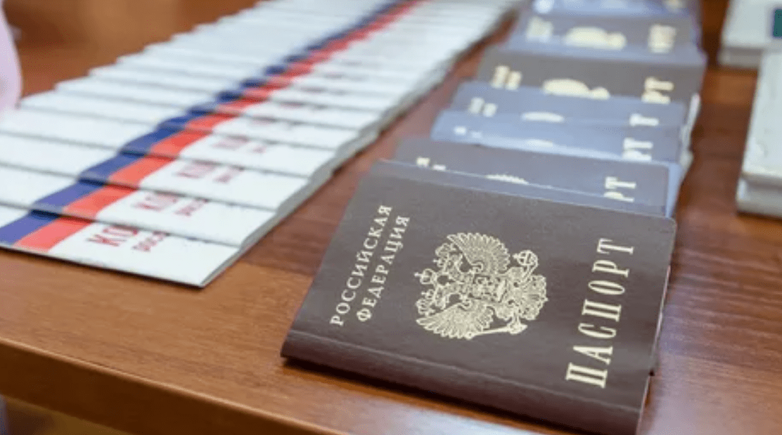Russian passports. A screenshot photo by https://rkomi.ru/news/3024. Russian passports. A screenshot photo by https://rkomi.ru/news/3024.