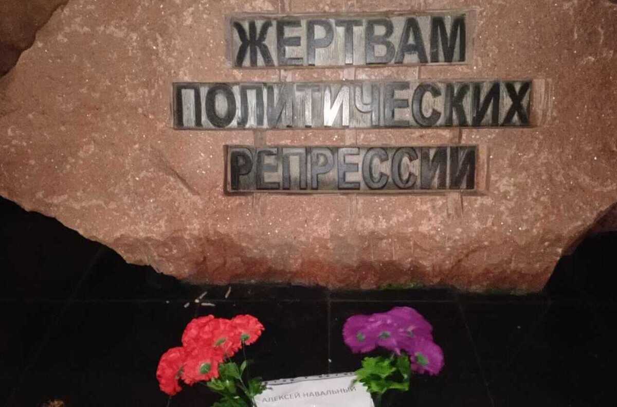 Flowers at the monument. Photo courtesy of Vladimir Telpuk to "Caucasian Knot." Flowers at the monument. Photo courtesy of Vladimir Telpuk to "Caucasian Knot."