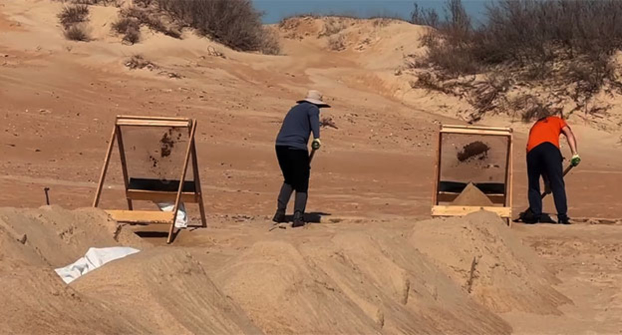 Volunteers collect fuel oil. March 11, 2026. Video screenshot: https://t.me/setisitolopata/2673 Volunteers collect fuel oil. March 11, 2026. Video screenshot: https://t.me/setisitolopata/2673