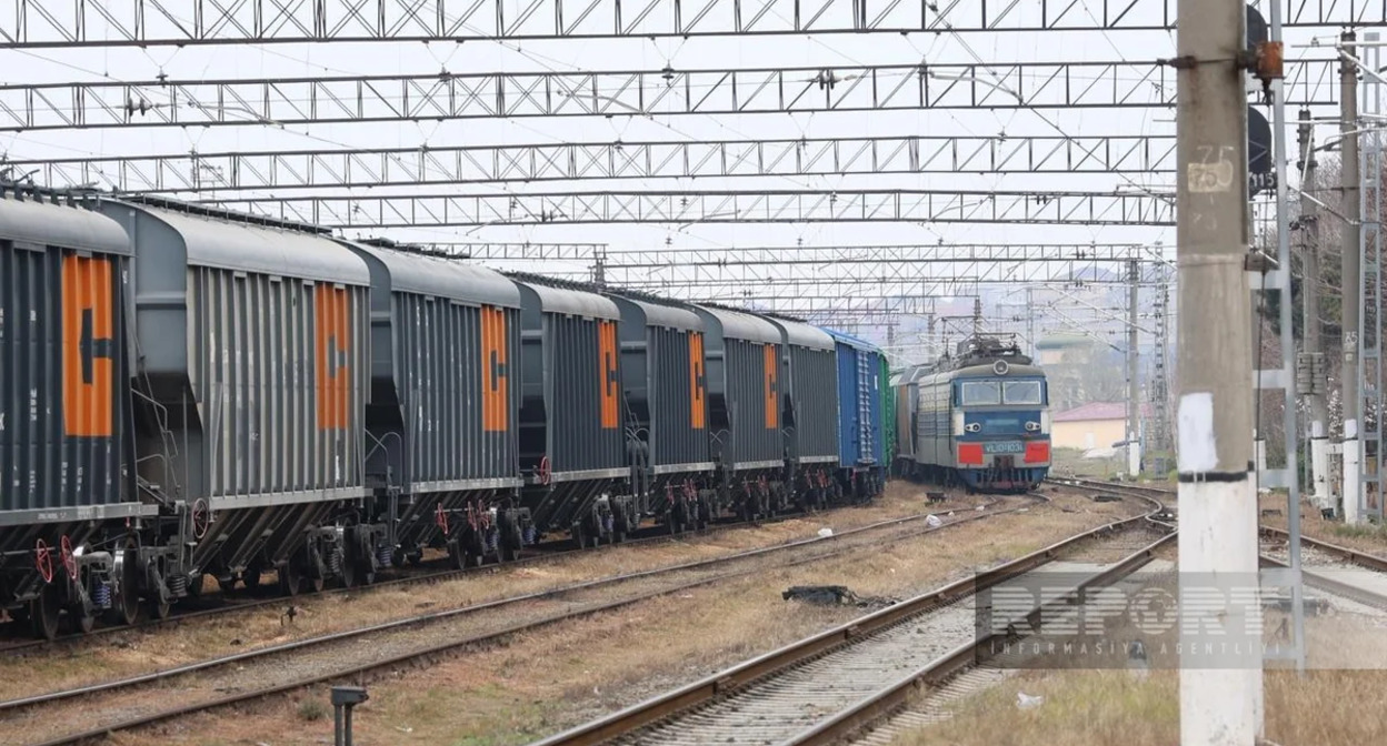 A train carrying wheat. Photo: Report https://report.az/ru/vneshnyaya-politika/v-armeniyu-tranzitom-cherez-azerbajdzhan-otpravyat-rossijskuyu-pshenicu A train carrying wheat. Photo: Report https://report.az/ru/vneshnyaya-politika/v-armeniyu-tranzitom-cherez-azerbajdzhan-otpravyat-rossijskuyu-pshenicu