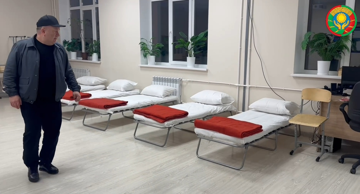 A temporary accommodation center at a school in the village of Sivukh in the Khasavyurt district. Still from the district administration's video: https://t.me/has_rayon05/25236 A temporary accommodation center at a school in the village of Sivukh in the Khasavyurt district. Still from the district administration's video: https://t.me/has_rayon05/25236