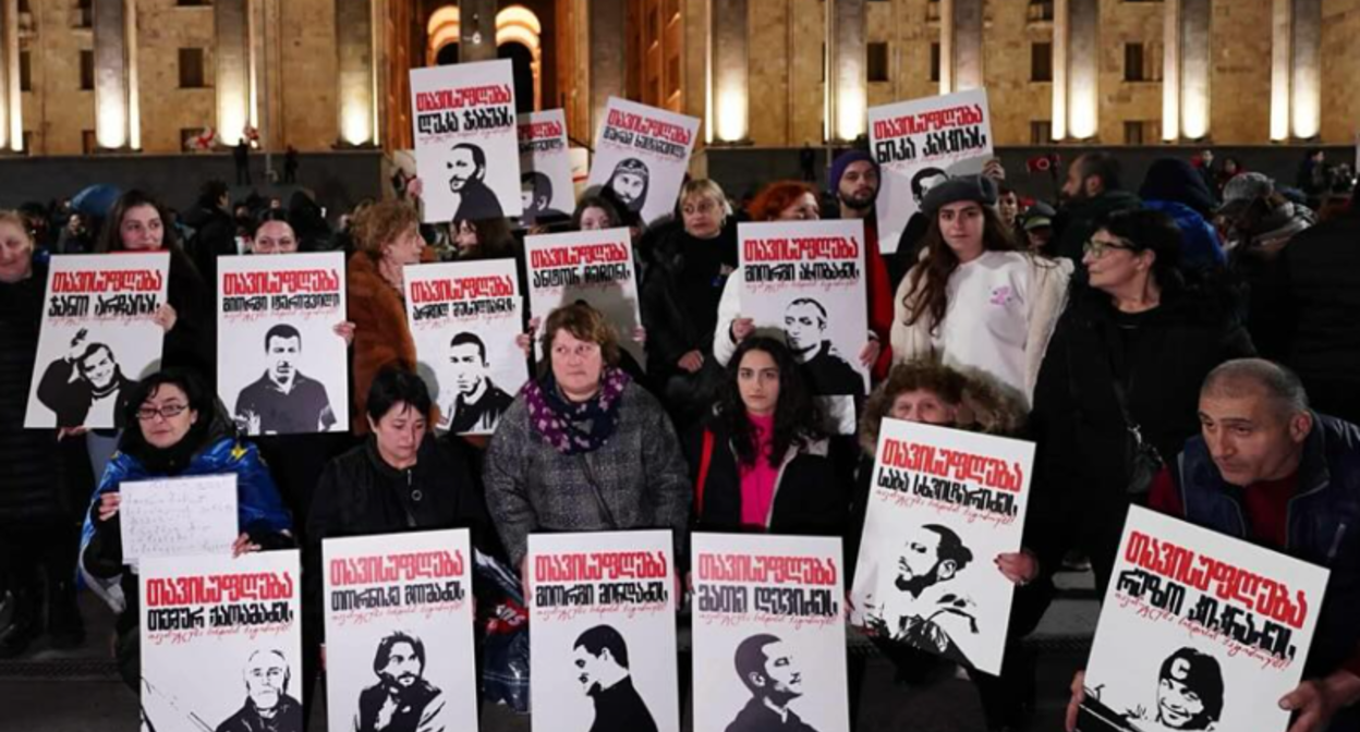 Family members of prisoners of conscience in Tbilisi on the 497th day of uninterrupted protests. Photo: TV Pirveli / https://tvpirveli.ge/ka/siaxleebi/politika/125163-meore-tseli-9-aprilis-memorialtan-sindisis-patimrebis-mshoblebi-dgesats-rustavelze Family members of prisoners of conscience in Tbilisi on the 497th day of uninterrupted protests. Photo: TV Pirveli / https://tvpirveli.ge/ka/siaxleebi/politika/125163-meore-tseli-9-aprilis-memorialtan-sindisis-patimrebis-mshoblebi-dgesats-rustavelze