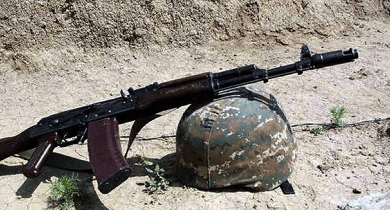 Weapons and helmet. Photo: https://armeniatoday.news/armed-forces-ru/716166/ Weapons and helmet. Photo: https://armeniatoday.news/armed-forces-ru/716166/
