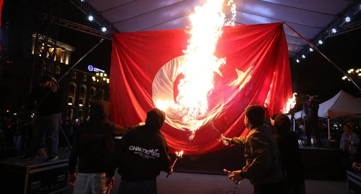 Activists in Yerevan burned the Turkish flag on the 111th anniversary of the Armenian Genocide. Photo: News-Armenia / https://newsarmenia.am/news/armenia/uchastniki-fakelnogo-shestviya-k-godovshchine-genotsida-armyan-napravilis-k-tsitsernakaberdu-foto/ Activists in Yerevan burned the Turkish flag on the 111th anniversary of the Armenian Genocide. Photo: News-Armenia / https://newsarmenia.am/news/armenia/uchastniki-fakelnogo-shestviya-k-godovshchine-genotsida-armyan-napravilis-k-tsitsernakaberdu-foto/