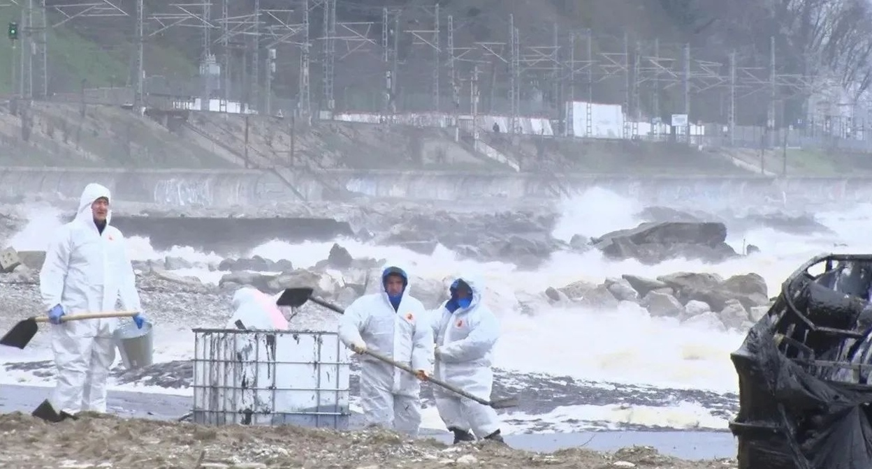Cleaning up oil spills on the coast of Tuapse. Photo from the Kuban emergency response headquarters' Telegram channel https://t.me/opershtab23/15794 Cleaning up oil spills on the coast of Tuapse. Photo from the Kuban emergency response headquarters' Telegram channel https://t.me/opershtab23/15794